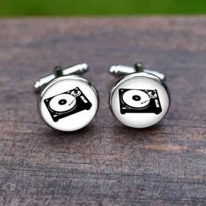 Запонки Виниловый проигрыватель на белом фоне.