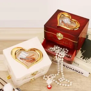 Музыкальная шкатулка Скрипка в сердце. Размер 13 х 10,5 х 11 см.