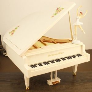 Музыкальная шкатулка Рояль. Материал - АБС пластик. Цвет белый. Размер 23,5 х 25 х 27 см.